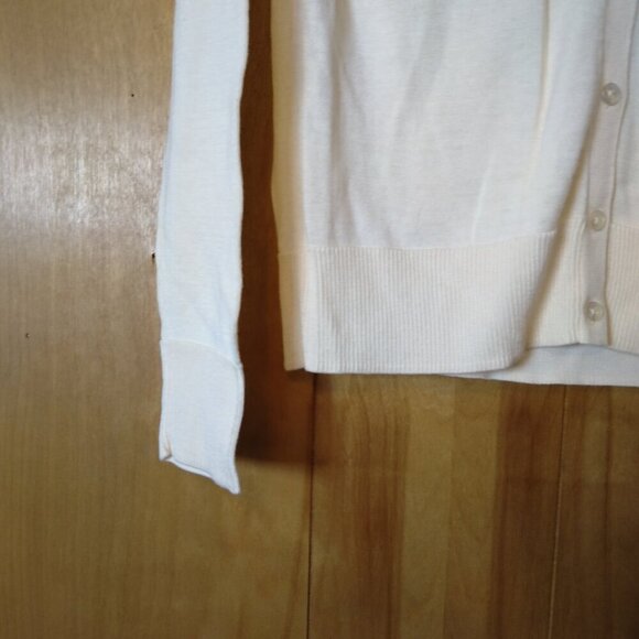 Amazon Essentials Women's XS Lightweight Button Up Crewneck Cardigan Sweater - Picture 3 of 4